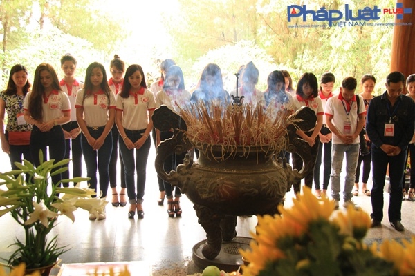 Top 15 Người đẹp Ảnh Việt Nam x&uacute;c động khi đến Ng&atilde; ba Đồng Lộc