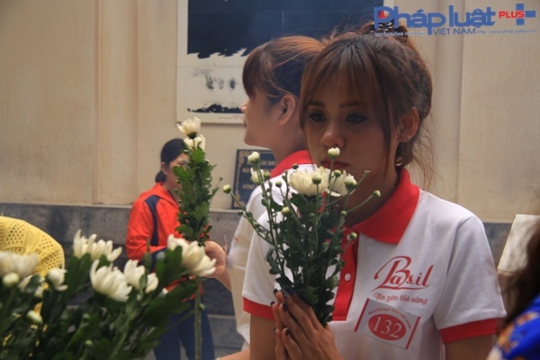 C&aacute;c th&iacute; sinh d&acirc;ng hoa l&ecirc;n 10 nữ thanh ni&ecirc;n xung phong.