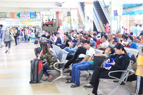 H&agrave;nh kh&aacute;ch nằm vật vạ tại c&aacute;c bến xe lớn tại TP Hồ Ch&iacute; Minh trong ng&agrave;y 30-4.