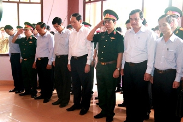 Chủ tịch nước Trần Đại Quang đặt v&ograve;ng hoa, d&acirc;ng hương tưởng niệm c&aacute;n bộ, chiến sĩ an ninh Khu 5
