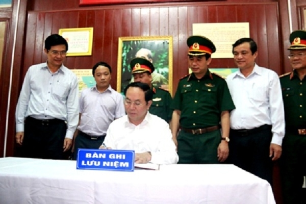 Chủ tịch nước Trần Đại Quang viết sổ lưu niệm&nbsp;