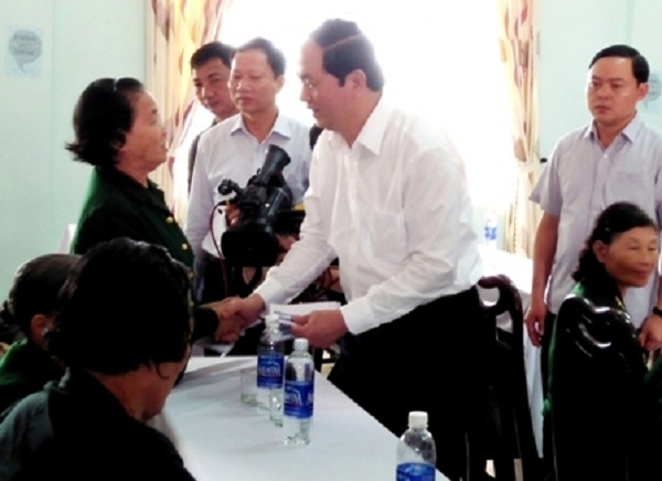 Chủ tịch nước Trần Đại Quang thăm hỏi c&aacute;c thương, bệnh binh tại Trung t&acirc;m Điều dưỡng người c&oacute; c&ocirc;ng với c&aacute;ch mạng tỉnh Quảng Nam