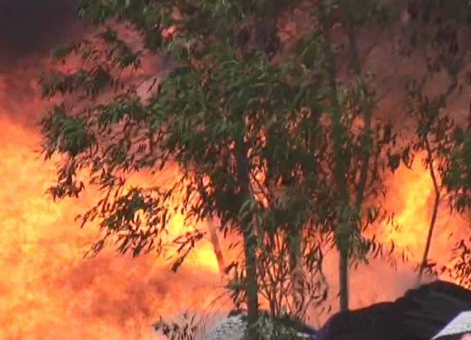 Lửa bốc ch&aacute;y dữ dội.