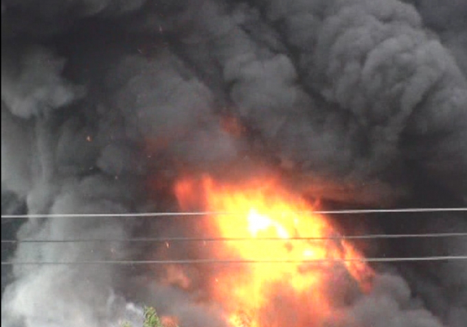 Cột kh&oacute;i cao h&agrave;ng chục m&eacute;t.