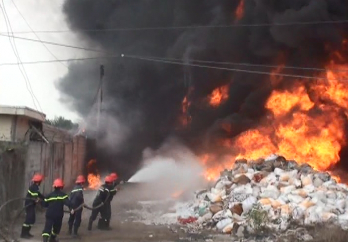 Lực lượng PCCC tiếp cận đ&aacute;m ch&aacute;y.