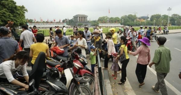 Người dân xếp hàng gần 3km vào viếng lăng Bác trong ngày 1/5