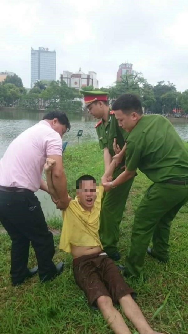 Lực lượng C&ocirc;ng an tiến h&agrave;nh cưỡng chế nam thanh ni&ecirc;n c&oacute; biểu hiện