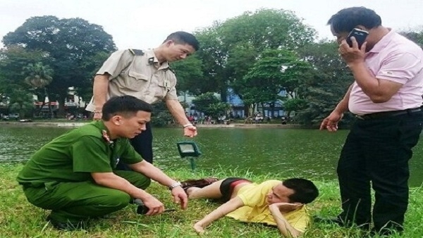 Nam thanh ni&ecirc;n c&oacute; biểu hiện bất thường nghĩ m&igrave;nh l&agrave; n&agrave;ng ti&ecirc;n c&aacute; (ảnh B&aacute;o C&ocirc;ng L&yacute;).