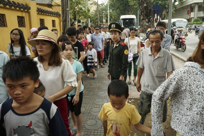 Lực lượng cảnh vệ c&oacute; mặt khắp nơi, nhiệt t&igrave;nh hướng dẫn người d&acirc;n