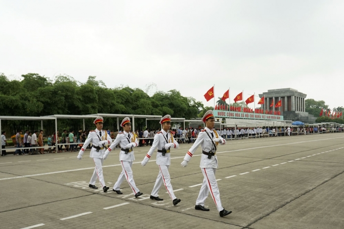 L&agrave;m nhiệm vụ bảo vệ khu vực n&agrave;y l&agrave; c&aacute;c chiến sĩ thuộc Bộ Tư lệnh bảo vệ Lăng Chủ tịch Hồ Ch&iacute; Minh