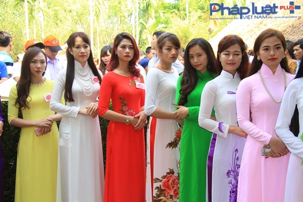 C&aacute;c th&iacute; sinh chăm ch&uacute; nghe hướng dẫn vi&ecirc;n kể lại những c&acirc;u chuyện về B&aacute;c.