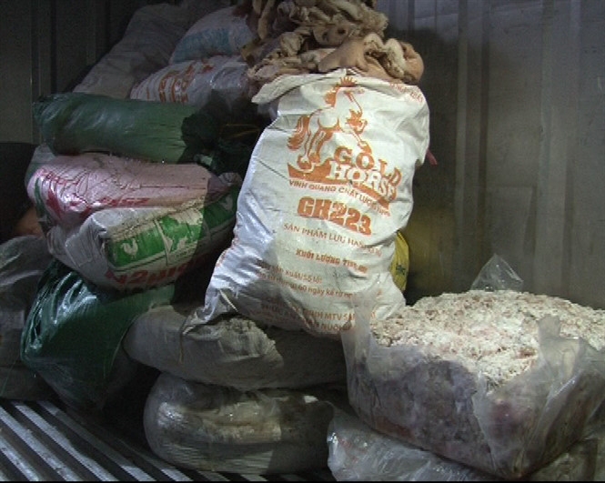 Bắt giữ hơn 3 tấn nội tạng heo kh&ocirc;ng r&otilde; nguồn gốc
