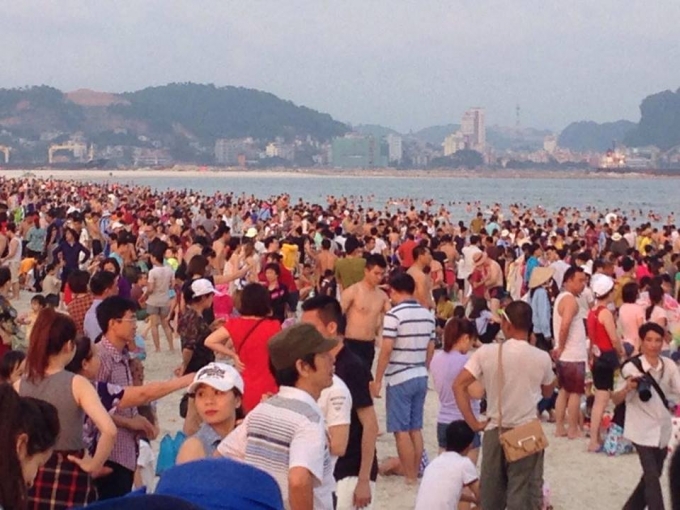 Biển người tấp nập tại b&atilde;i tắm B&atilde;i Ch&aacute;y TP Hạ Long.