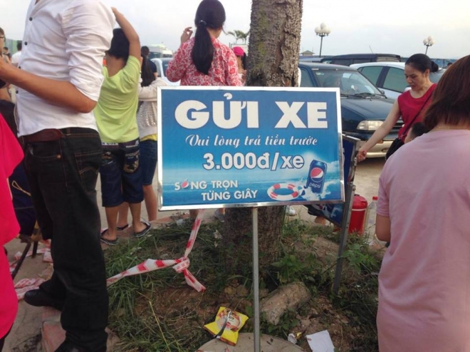 Gi&aacute; c&aacute;c dịch vụ, trong đ&oacute; gi&aacute; dịch vụ gửi xe được ni&ecirc;m yết r&otilde; r&agrave;ng trước cửa v&agrave;o.