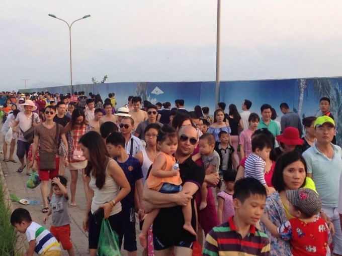 D&ograve;ng người tấp nập dồn về c&aacute;c tuyến đường dẫn ra b&atilde;i tắm.