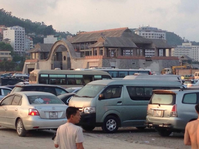 B&atilde;i đỗ xe chất cứng, qu&aacute; tải.