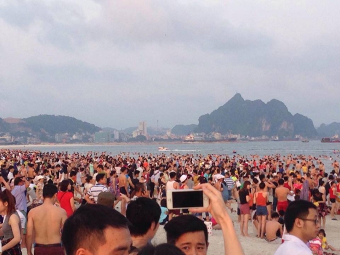 Quảng Ninh: B&atilde;i tắm n&ecirc;m chật người trong tuần lễ du lịch Hạ Long