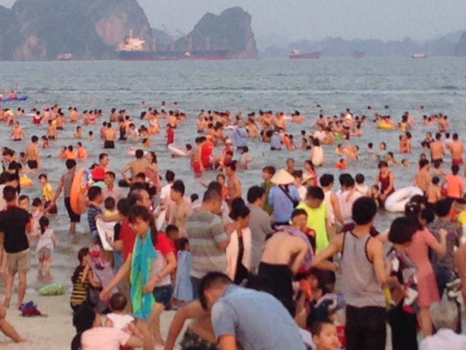 Quảng Ninh: B&atilde;i tắm n&ecirc;m chật người trong tuần lễ du lịch Hạ Long