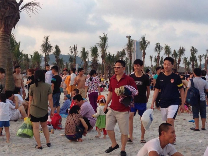 Quảng Ninh: B&atilde;i tắm n&ecirc;m chật người trong tuần lễ du lịch Hạ Long