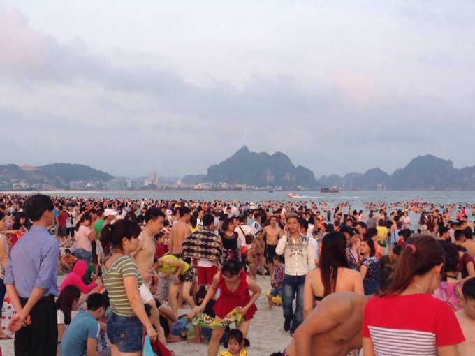 Quảng Ninh: B&atilde;i tắm n&ecirc;m chật người trong tuần lễ du lịch Hạ Long