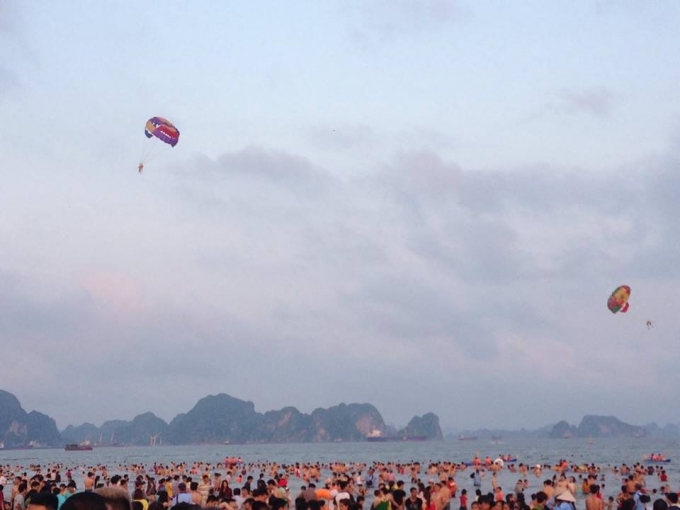 Dịch vụ d&ugrave; bay thu h&uacute;t được sự ch&uacute; &yacute; của đ&ocirc;ng đảo du kh&aacute;ch đến với Hạ Long.