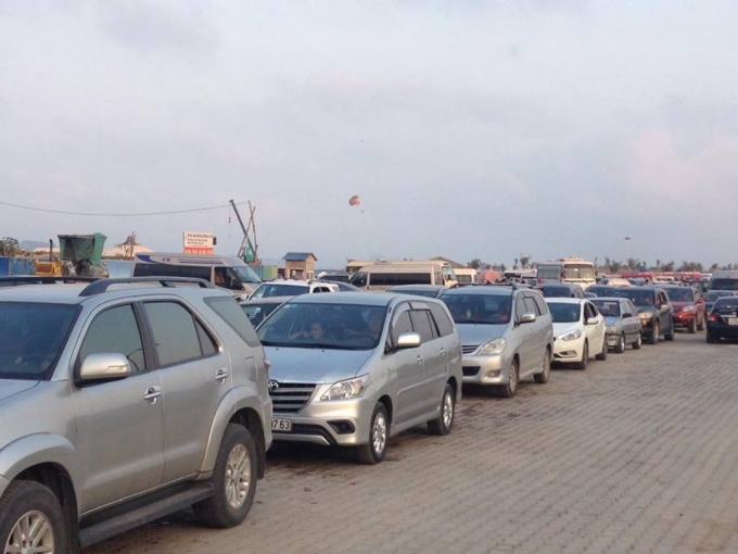 C&aacute;c đo&agrave;n xe nối đu&ocirc;i nhau, kẹt cứng ra v&agrave;o khu vực b&atilde;i tắm.