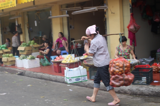 Đ&ocirc;i vai nặng nhọc nhằn của chị cửu vạn...