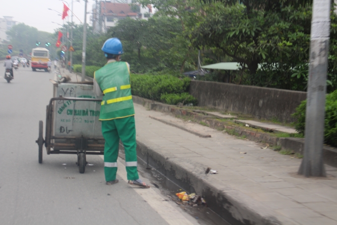 Chị lao c&ocirc;ng tr&ecirc;n đường Nguy&ecirc;̃n Khoái...