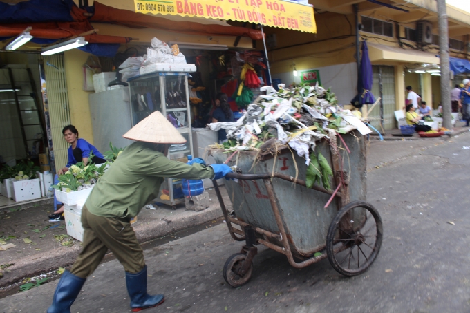 ...Đ&ecirc;̉ thành ph&ocirc;́ được sạch đẹp hơn thì kh&ocirc;ng th&ecirc;̉ thi&ecirc;́u bàn tay của chị lao c&ocirc;ng