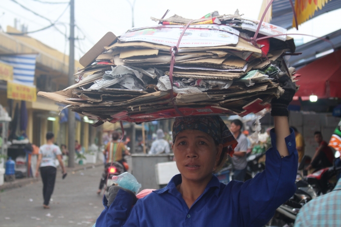 Chị cửu vạn cũng tranh thủ thu gom m&ocirc;̣t ít ve chai