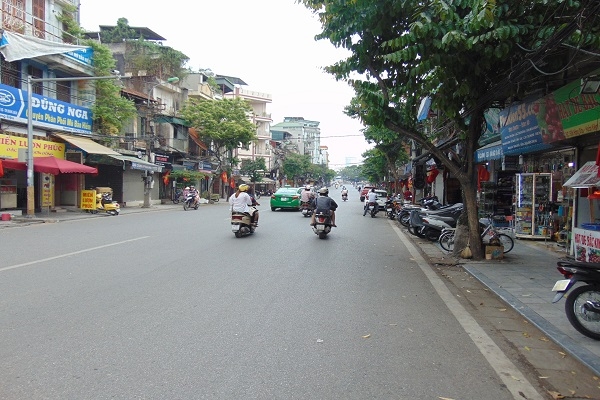 Những con phố đ&ocirc;ng đ&uacute;c, nay thật &ecirc;m ả.