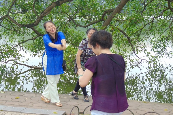 Nhiều người lớn tuổi đi d&atilde; ngoại v&agrave; c&oacute; những giờ ph&uacute;t vui vẻ b&ecirc;n Hồ Gươm.