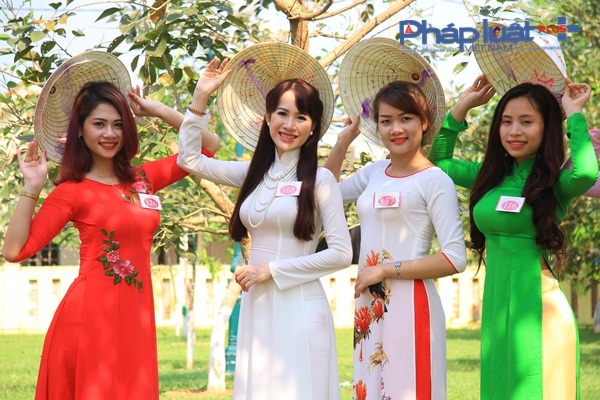 Ngắm loạt ảnh top 15 Người đẹp Ảnh Việt Nam khoe sắc trong t&agrave; &aacute;o d&agrave;i truyền thống