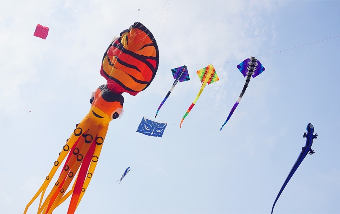 Lễ hội diều quốc tế tại một khu đ&ocirc; thị ở Hưng Y&ecirc;n từ 30/4-3/5 quy tụ c&aacute;c đo&agrave;n đến từ 5 quốc gia gồm: Canada, Đức, Malaysia, Singapore, Indonesia v&agrave; hơn 100 nghệ nh&acirc;n diều nổi tiếng khắp Việt Nam.