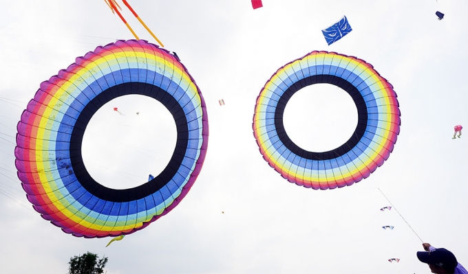 Tr&ecirc;n b&acirc;̀u trời ngoại th&agrave;nh H&agrave; Nội lu&ocirc;n xu&acirc;́t hi&ecirc;̣n những chi&ecirc;́c di&ecirc;̀u với hình thù r&acirc;́t đ&ocirc;̣c đáo, các ngh&ecirc;̣ nh&acirc;n đã tính toán r&acirc;́t khoa học đ&ecirc;̉ chúng có th&ecirc;̉ bay l&ecirc;n tự nhi&ecirc;n.