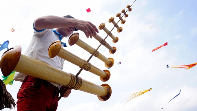 Anh Long - đội diều đẹp Việt Nam đang chỉnh lại s&aacute;o trước khi lắp v&agrave;o diều để chuẩn bị bay biểu diễn.