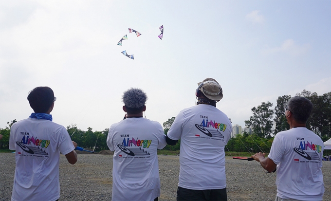 Đi&ecirc;̀u đặc bi&ecirc;̣t của l&ecirc;̃ h&ocirc;̣i là ph&acirc;̀n bi&ecirc;̉u di&ecirc;̃n của các đ&ocirc;̣i qu&ocirc;́c t&ecirc;́, các ngh&ecirc;̣ nh&acirc;n Singapore mang đ&ecirc;́n ti&ecirc;́t mục đi&ecirc;̀u khi&ecirc;̉n 4 chi&ecirc;́c di&ecirc;̀u lượn tr&ecirc;n n&ecirc;̀n nhạc