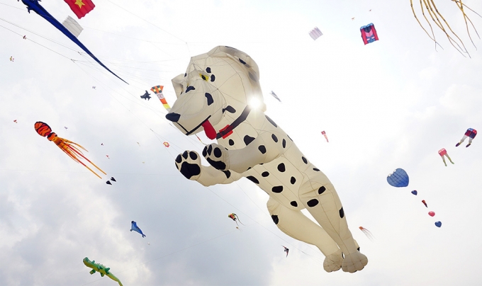 Trong những ng&agrave;y tới, hơn 500 c&aacute;nh diều sẽ tiếp tục bay lượn, hứa hẹn thu h&uacute;t nhiều du kh&aacute;ch tới tham quan v&agrave; thưởng l&atilde;m.