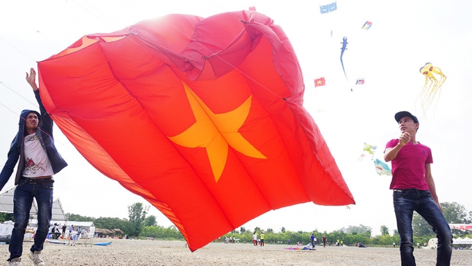 Phải r&acirc;́t khó khăn đ&ecirc;̉ có th&ecirc;̉ đưa những chi&ecirc;́c di&ecirc;̀u kh&ocirc;̉ng l&ocirc;̀ này bay l&ecirc;n trời.