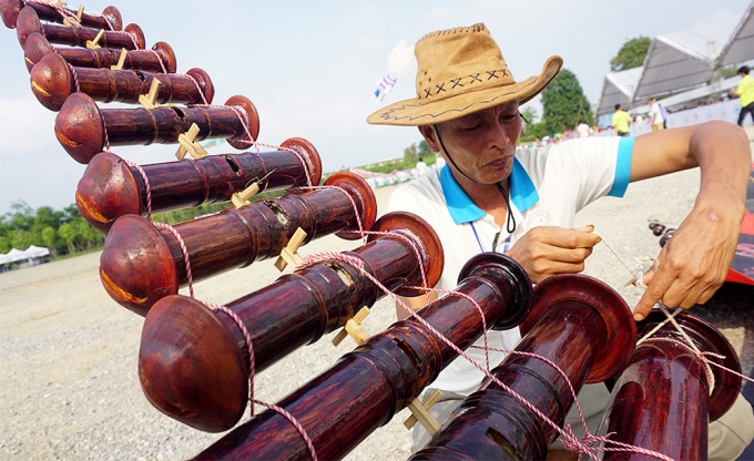 Kh&ocirc;ng chỉ được mãn nhãn với ph&acirc;̀n th&ecirc;̉ hi&ecirc;̣n của các con di&ecirc;̀u, khách tham quan cũng được lắng nghe ti&ecirc;́ng sáo du dương từ những chi&ecirc;́c