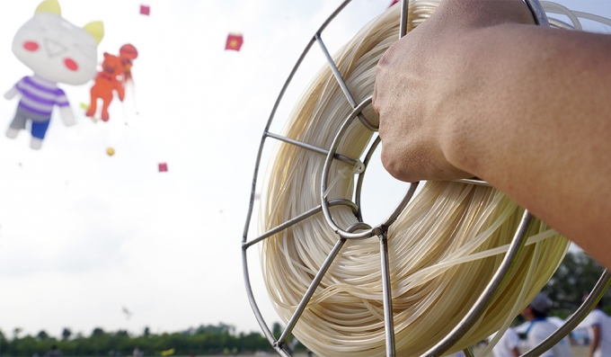 Những con diều lớn đều phải d&ugrave;ng đến những sợi cước dầy hai li, d&agrave;i h&agrave;ng trăm m&eacute;t.