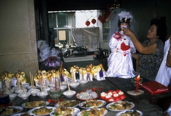 Nghi thức chuẩn bị cho đ&aacute;m cưới ma kh&ocirc;ng kh&aacute;c g&igrave; cho người c&ograve;n sống.