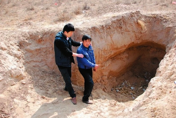 Nỗi đau của gia đ&igrave;nh người th&acirc;n của những nạn nh&acirc;n bị trộm mộ.