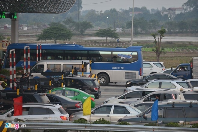 Ngừng thu ph&iacute; cao tốc khi xảy ra &ugrave;n tắc hơn 1 km