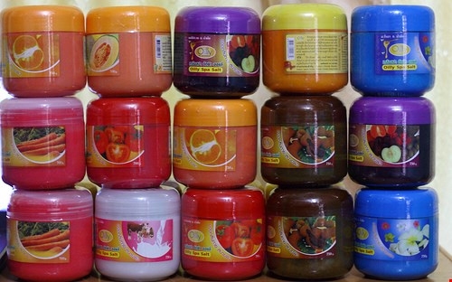 ...v&agrave; nhập cả c&aacute;c lọ muối tắm từ Th&aacute;i Lan.