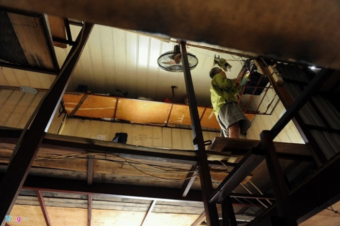 D&atilde;y nh&agrave; trọ 3 tầng của &ocirc;ng Hiệp c&oacute; 40 ph&ograve;ng, với sức chứa khoảng hơn 100 người, hầu như ng&agrave;y n&agrave;o cũng k&iacute;n kh&aacute;ch. &Ocirc;ng kể, bị nhiều chủ nh&agrave; trọ kh&aacute;c ganh tỵ, n&oacute;i xấu v&agrave; b&oacute;c tờ rơi của &ocirc;ng.