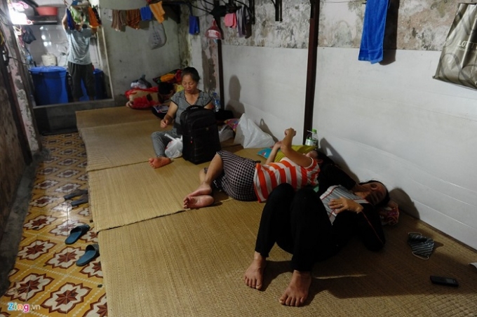 Trong 40 ph&ograve;ng c&oacute; 3 ph&ograve;ng trọ lớn với tổng sức chứa khoảng 80 người với gi&aacute; 15.000 đồng/người/ng&agrave;y đ&ecirc;m.