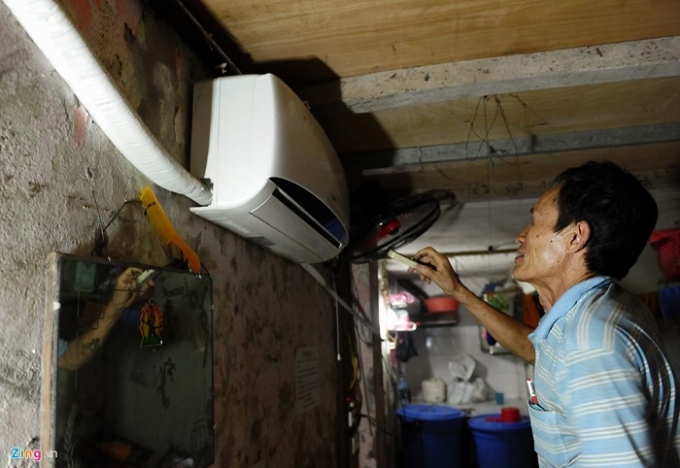 Kh&ocirc;ng những thế, c&aacute;c ph&ograve;ng trọ n&agrave;y lắp đặt điều ho&agrave; m&aacute;t rượi. &Ocirc;ng bảo, m&aacute;y lạnh l&agrave; do một