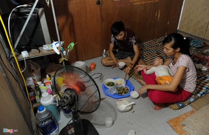 Ph&ograve;ng ri&ecirc;ng c&oacute; gi&aacute; từ 60.000 đến 80.000 đồng/ng&agrave;y. C&agrave;ng ở tầng cao gi&aacute; c&agrave;ng rẻ. Gia đ&igrave;nh anh H&agrave; (T&acirc;n Sơn, Ph&uacute; Thọ) đ&atilde; đến nh&agrave; trọ n&agrave;y thu&ecirc; được một th&aacute;ng với gi&aacute; 60.000 đồng mỗi ng&agrave;y. Tất cả đồ đạc trong nh&agrave; như tivi, quạt, ph&iacute;ch nước, b&aacute;t đũa đều được chủ nh&agrave; cho mượn.