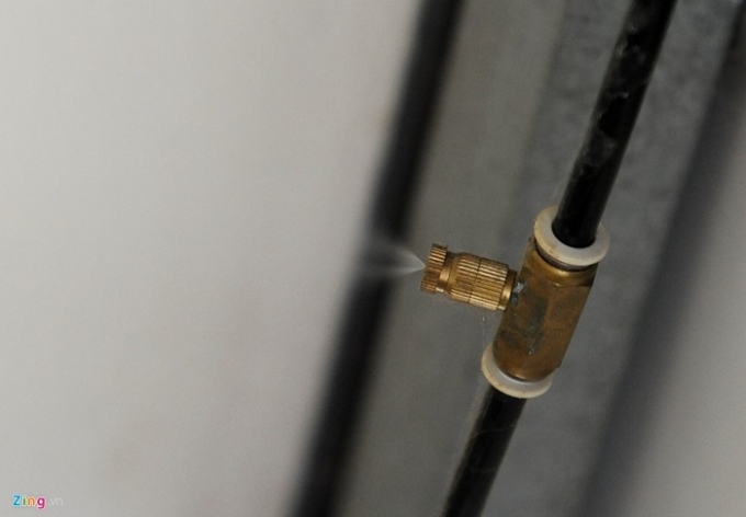 Ph&ograve;ng trọ 15.000 đồng/đ&ecirc;m ở tầng tr&ecirc;n c&ugrave;ng c&ograve;n được trang bị quạt phun sương để chống n&oacute;ng.